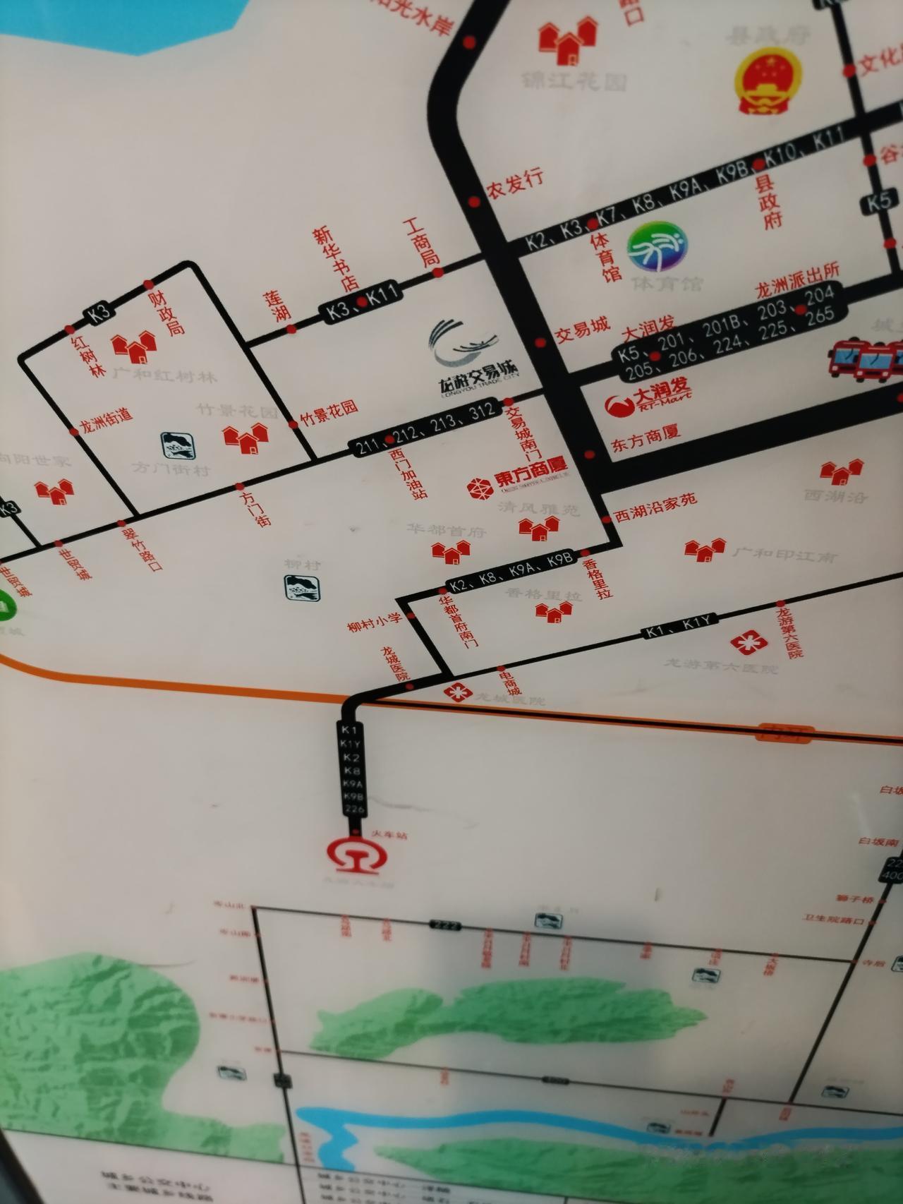 浙江义乌火车站到县城很远。同样离义乌很近的龙游，龙游火车站到县城很近。关注，我下