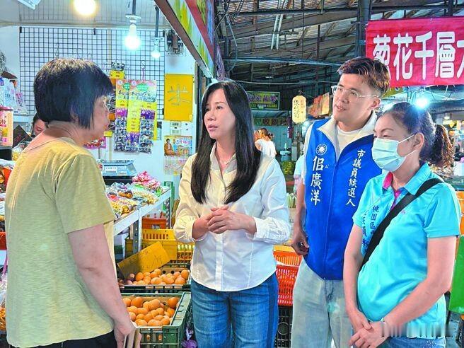 逾30年历史的桃园市仲平黄昏市场宣告11月底熄灯，居民与摊商错愕，求助立委万美玲