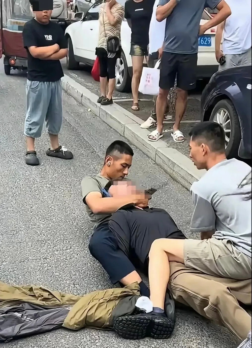 小偷在行窃，被人发现后，两名军人直接出手，把小偷当场拿下。当时街边一位女士大声喊