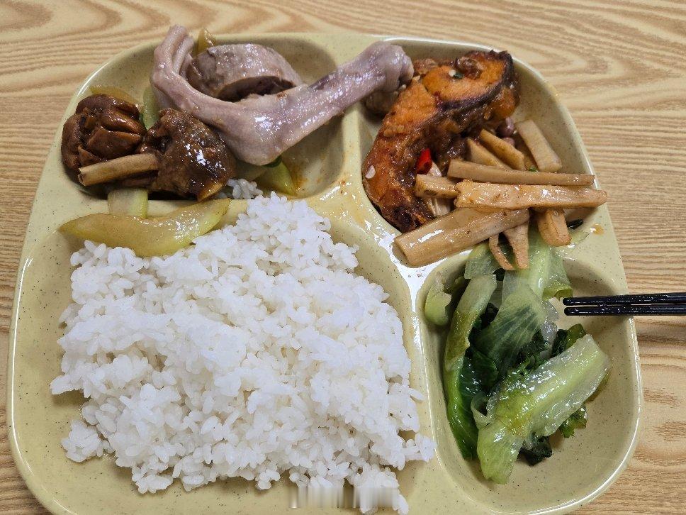 中午不想做饭，就来了社区食堂吃。社区食堂是自选模式，中午较丰富，有20个菜品左右