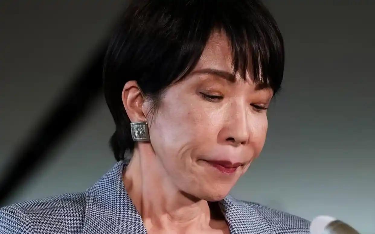近百国齐聚北京，唯独日本没收到请柬，高市早苗的脸，被自家前首相在香山论坛上扇得啪