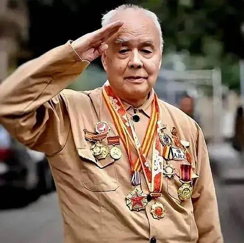 上甘岭一战，16岁的小战士唐章洪忽然尿急，竟然在迫击炮上撒了一泡尿。没想到，就是