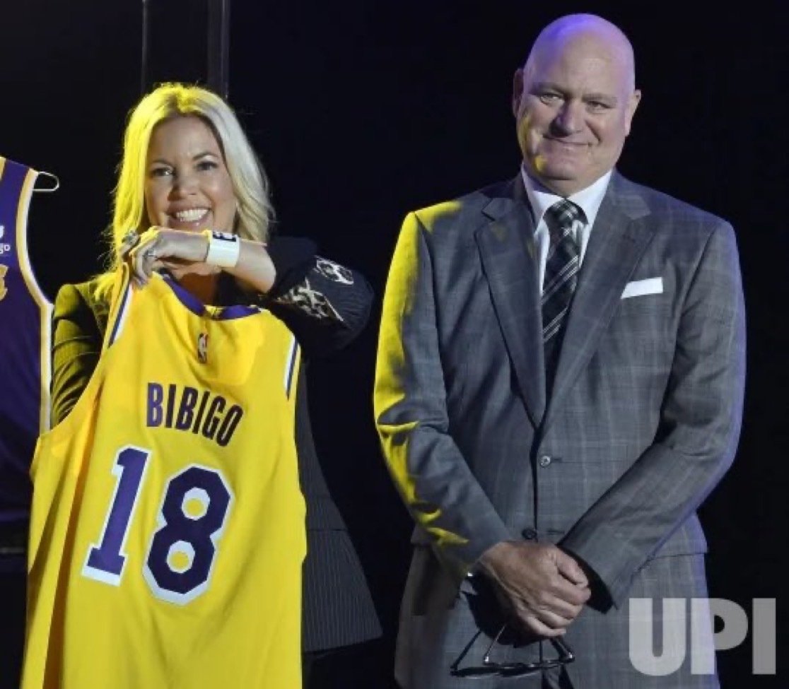 湖人商业运营总裁蒂姆-哈里斯已于周二告知员工，本赛季将是他在湖人的最后一个赛季。