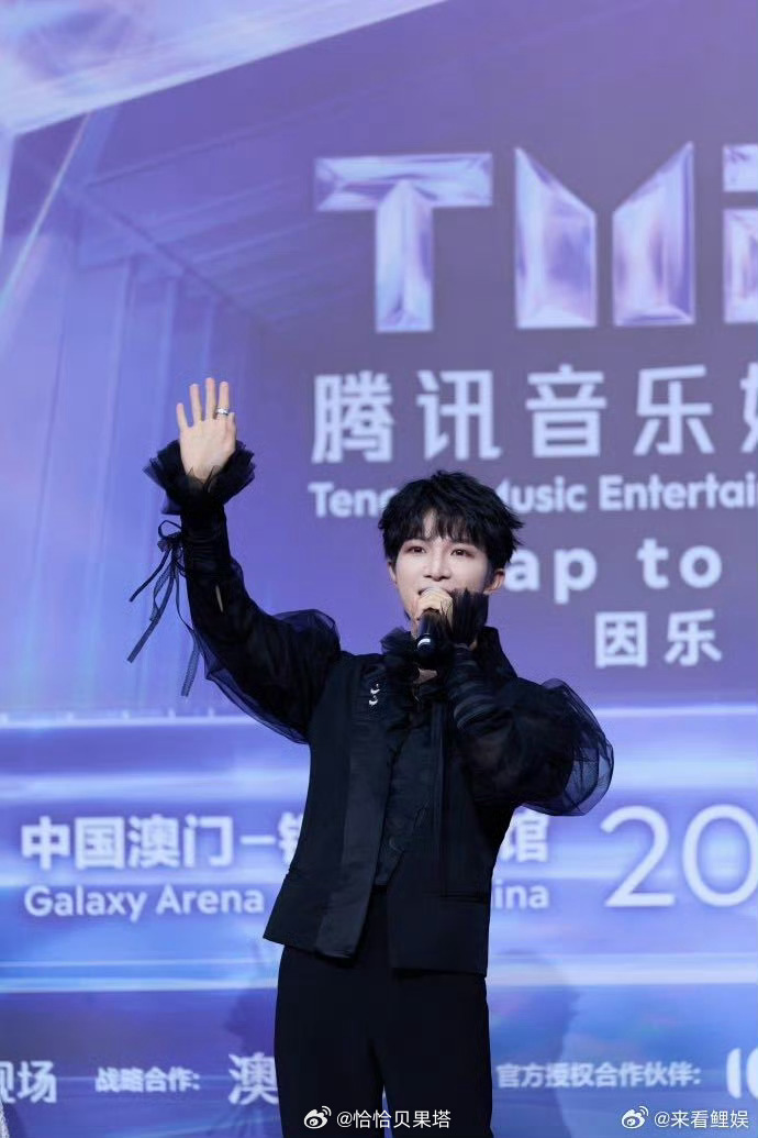 周深唱领唱难忘今宵周深想去大家的心里开演唱会一句想去大家的心里开演唱会，周深跳过