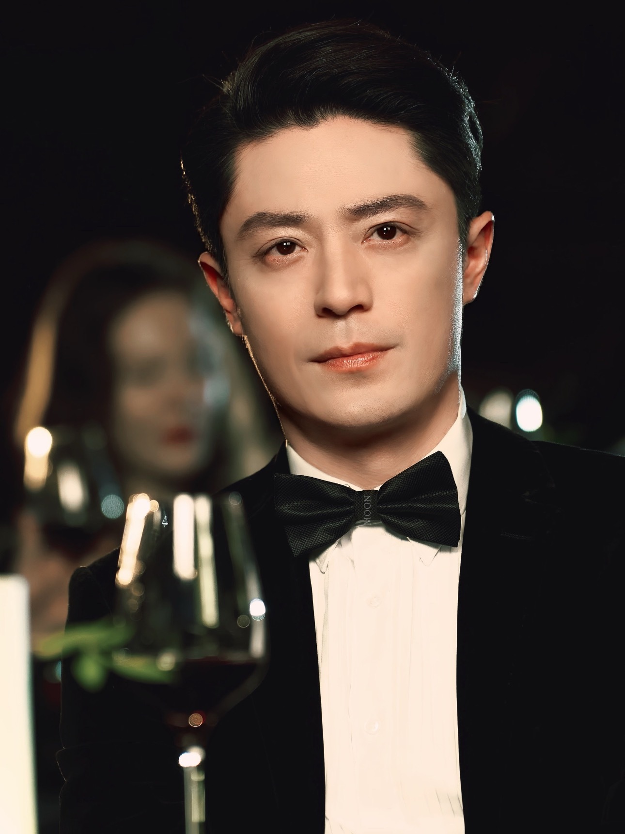 我要被这个霍建华笑晕了这个坐姿好像误入时尚圈的老干部霍建华误入时尚圈的老干部