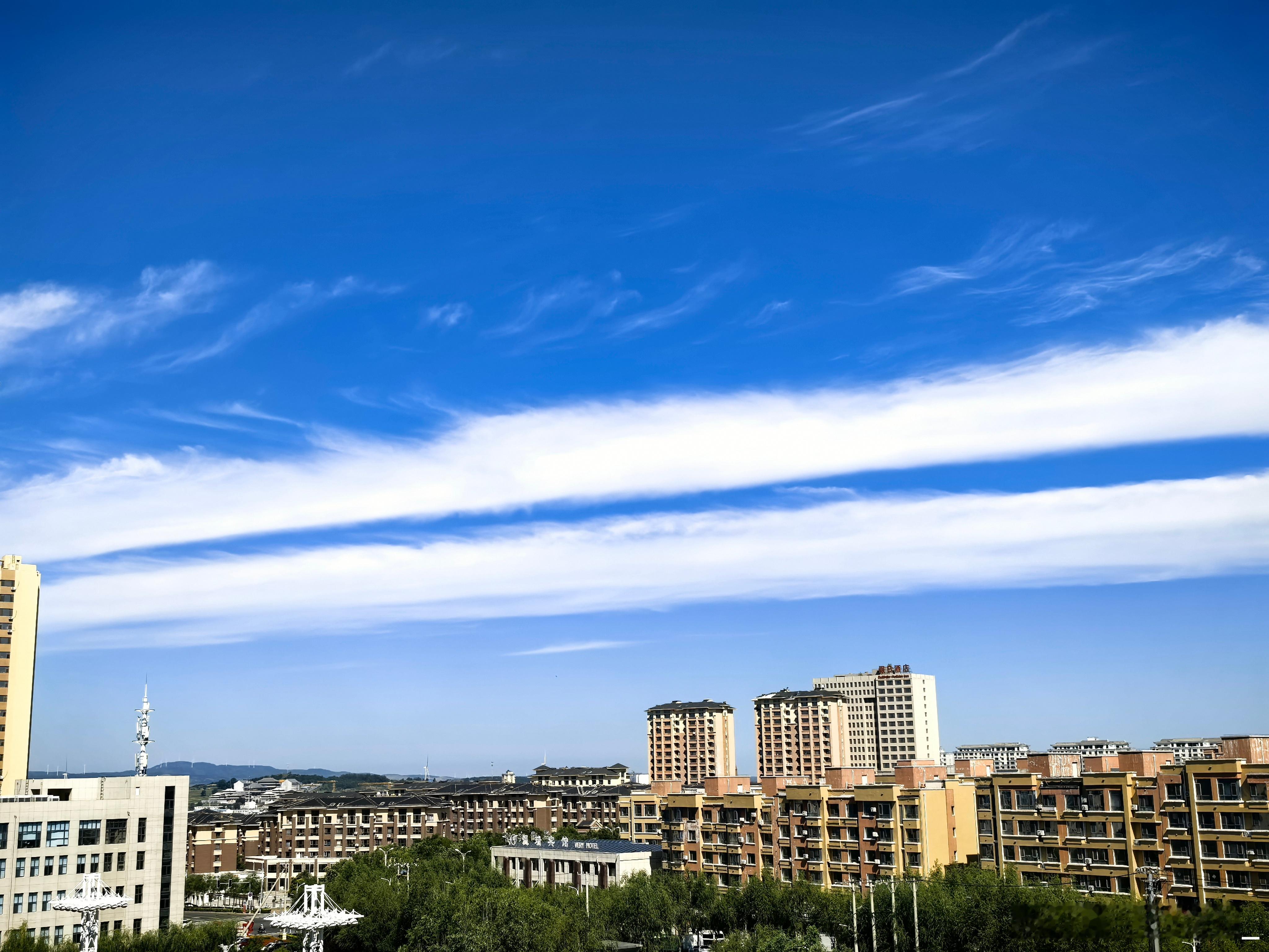 余地三分，供养天真，在这无趣的人间留点有趣的破绽～ 