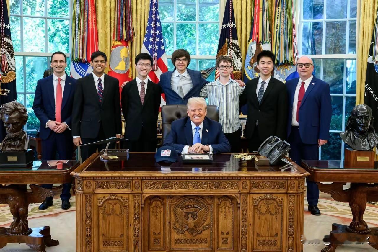 今天白宫有点不一样，川普接见了五个年轻人，
三个华人，一个印度裔，一个斯拉夫人，
