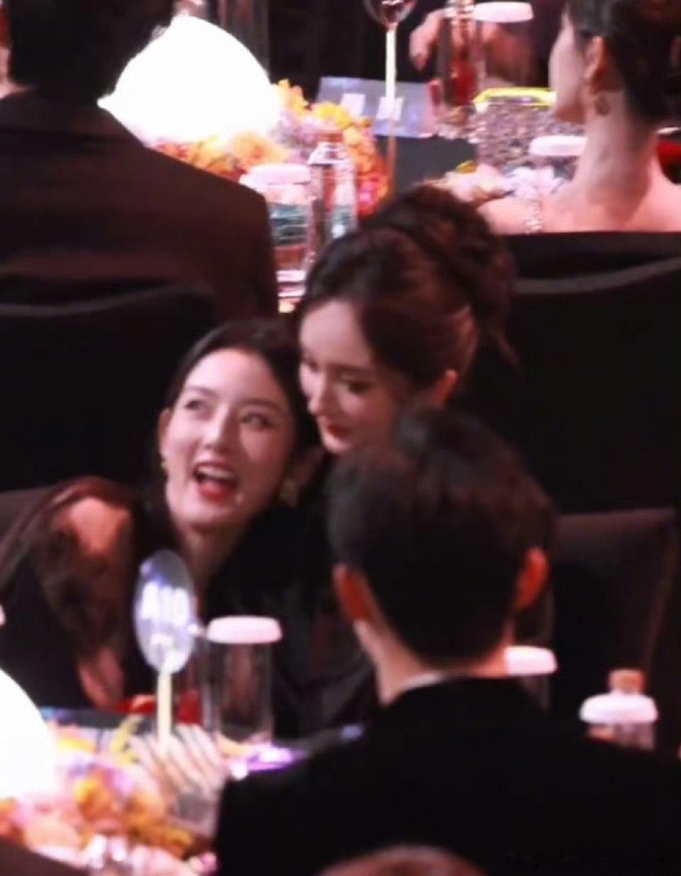 杨幂把宋祖儿搂怀里这一幕对我的眼睛非常友好,两个美女同框真的养眼的不得了哇,这样