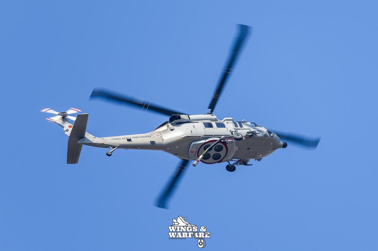 对UH-60L直升机底部灭火系统特写镜头。