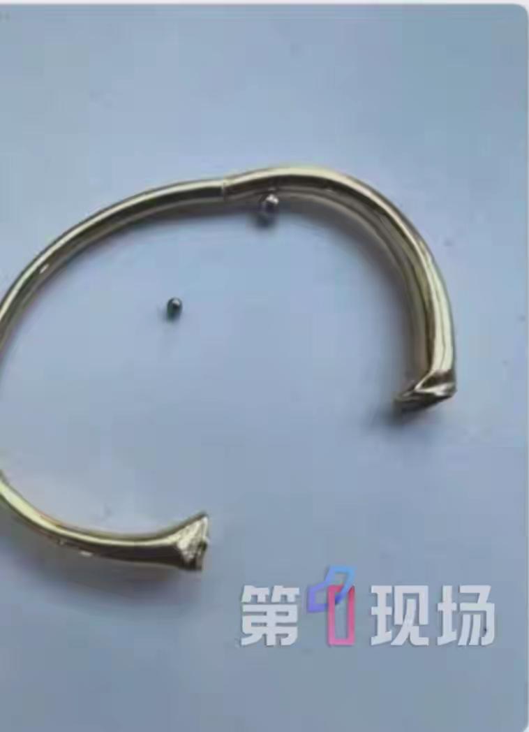 女子黄金手镯断裂，竟掉出2颗钢珠！店主紧急召回同批次手镯，发现另有两个手镯倒出不