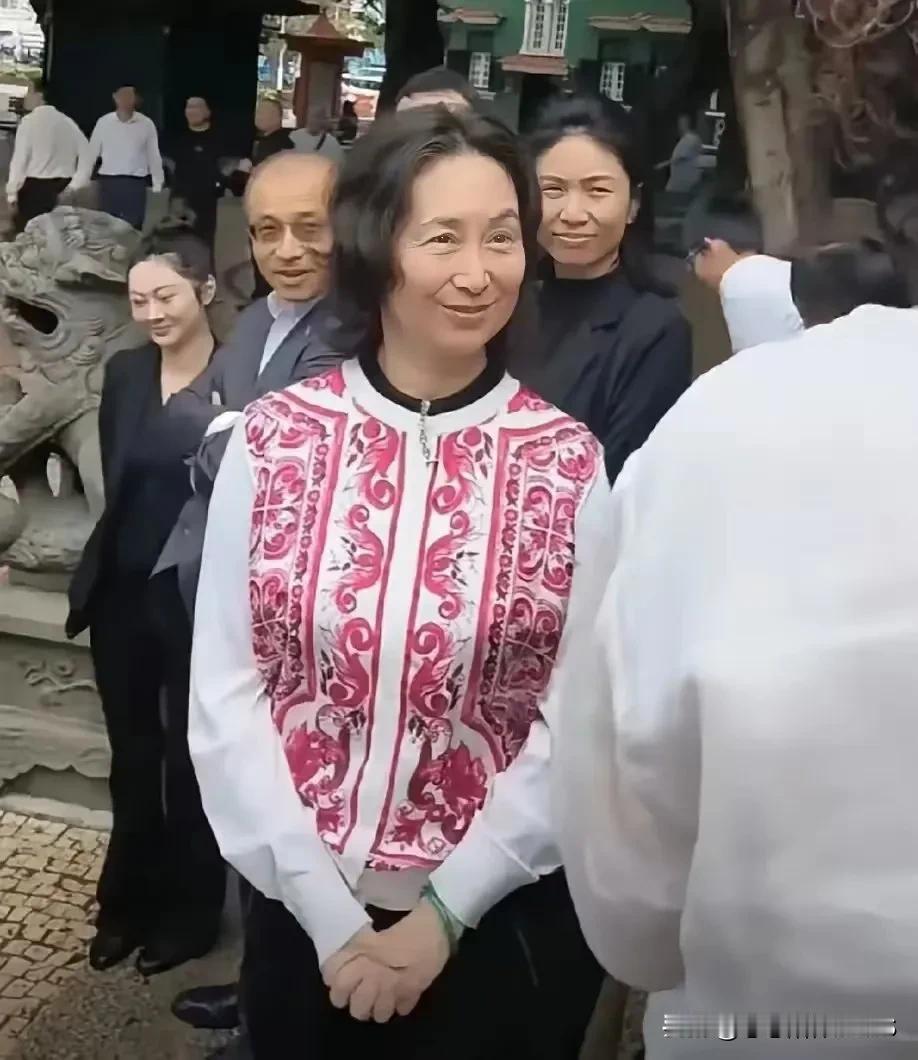 何超琼，不化妆的她，虽然像个朴实的小老太，但那份傲骨依然未变。这就是她，不做作，