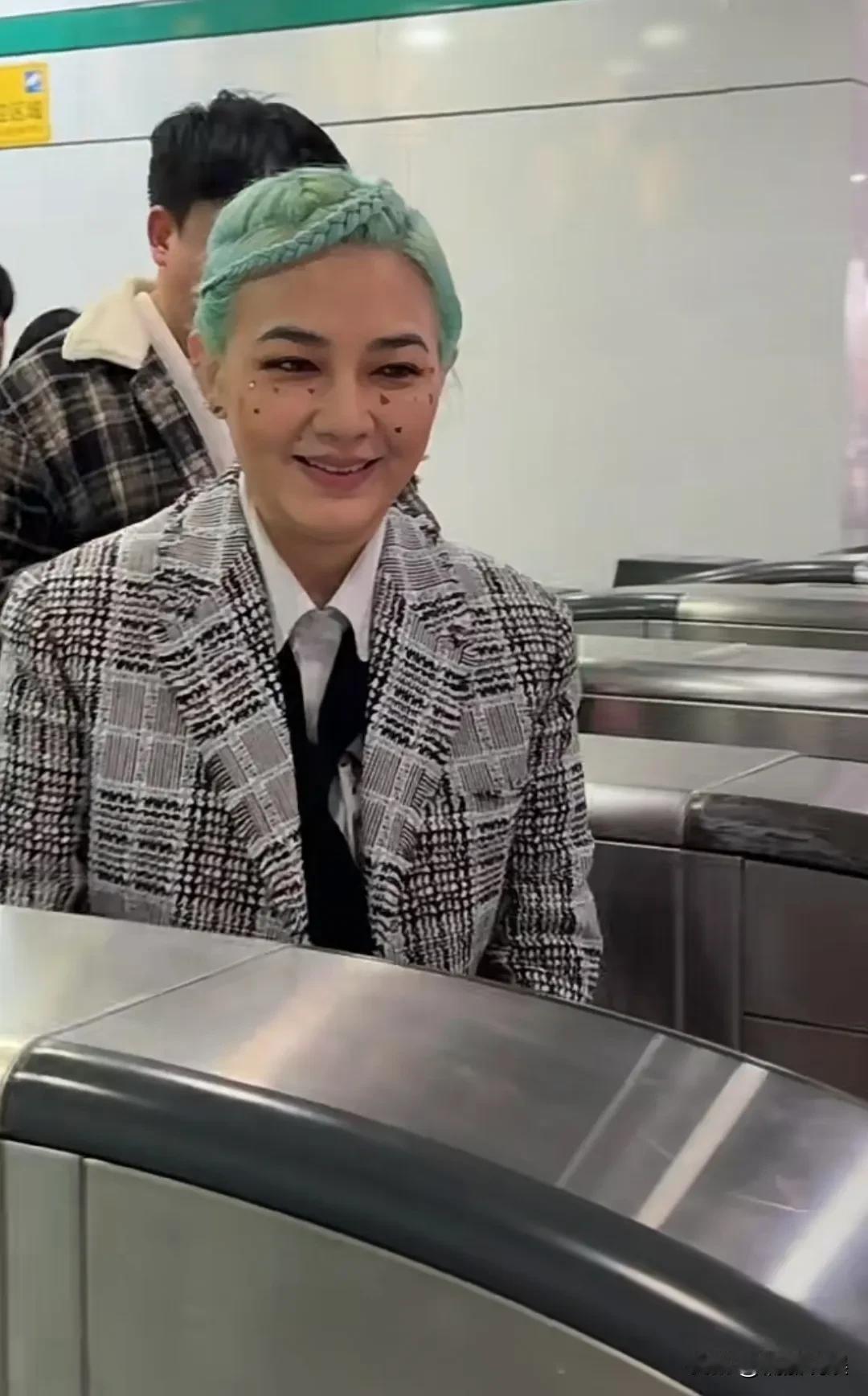 不愧是“小魔女”，就是与众不同，穿搭完全不按套路出牌，自己喜欢就好，不用讨好粉丝