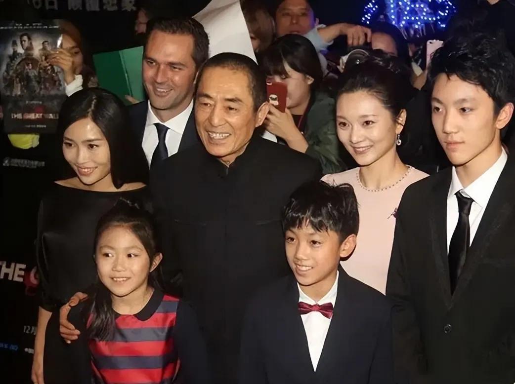张艺谋的全家福，大女儿和小女儿长的还挺像，跟后妈关系也不错，一家六口真和谐[赞]