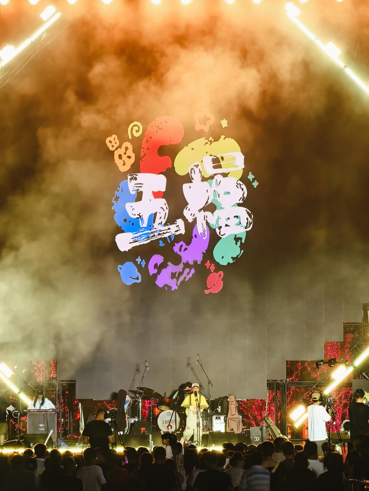 邢台天一广场热闹开演！吉利星越L百万音乐节火热上演，庆祝星越L突破百万销量。舞台