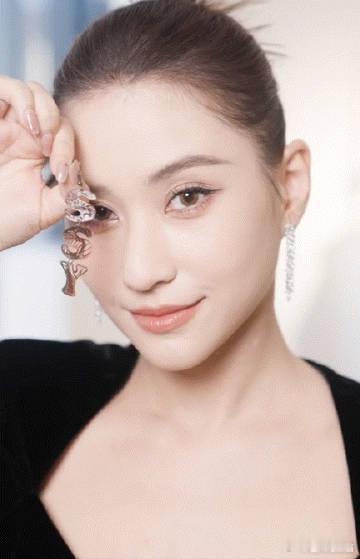   何超莲气质黑天鹅造型  于瑞丽伊人风尚盛典，何超莲以黑天鹅造型诠释别样魅力。