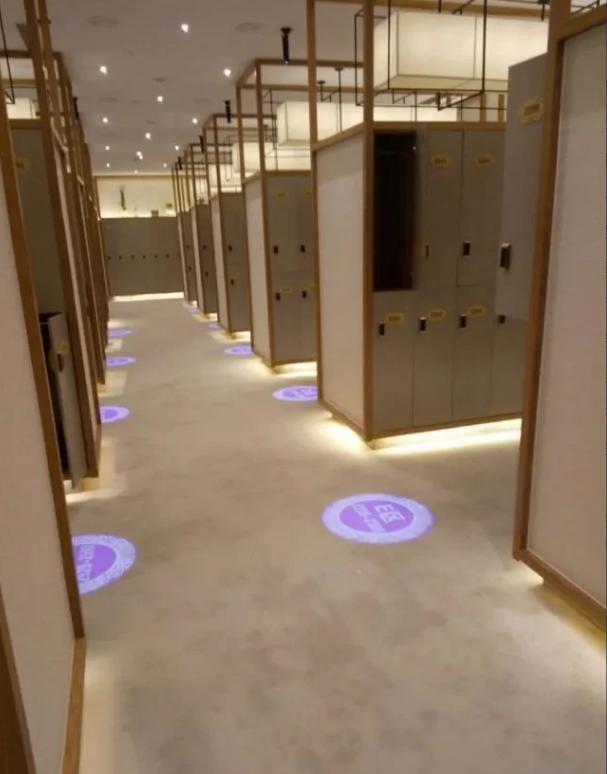 辽宁丹东，侯女士在浴室洗澡时，突然听到男性声音，便呼叫工作人员。谁知，工作人员告