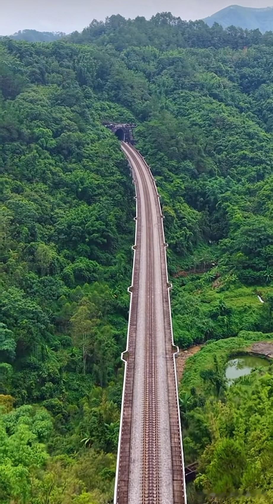在广东粤西茂名，有着这么一条没什么存在感的铁路——岑茂铁路。这条铁路其实也是一条