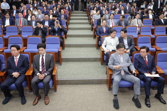 金龙泰左边在发呆，辞职的权性东在右边看“资料”。
两人座位一左一右各不耽误？
三