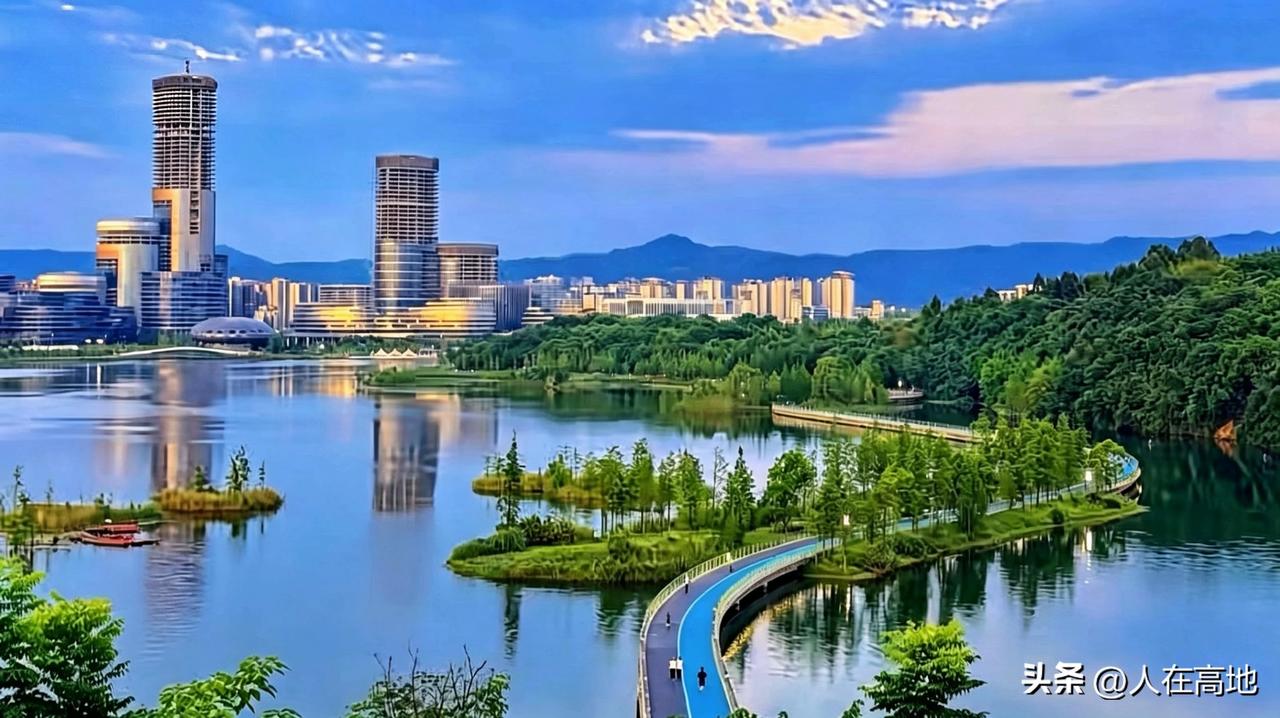 【云斋札记】钟叔河在《念楼学短》九一年自序中说：“学其短，是学把文章写得短。写得