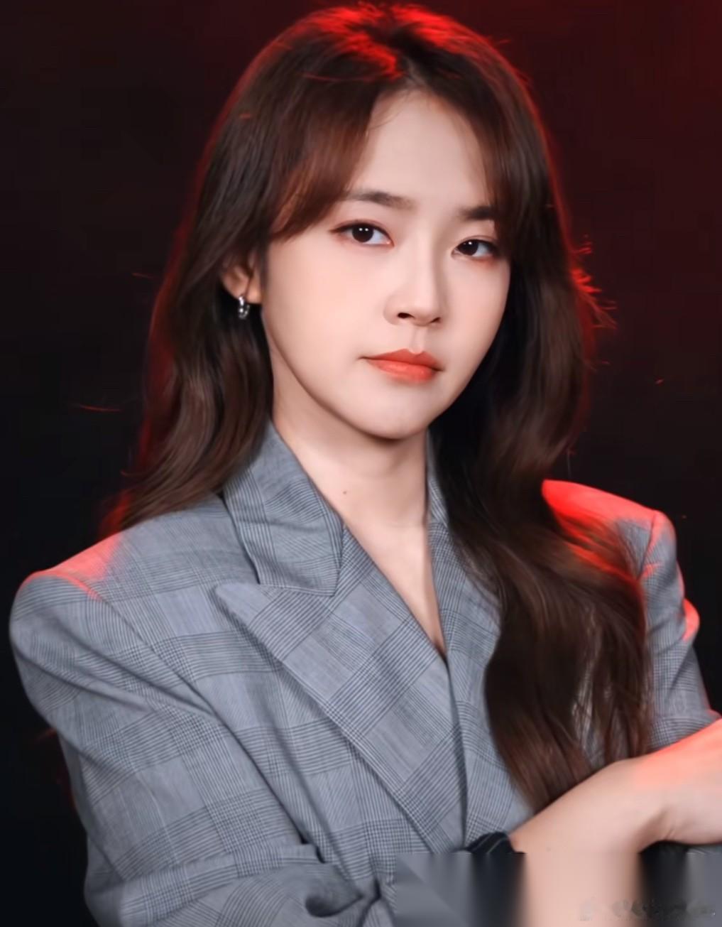 发现一个有意思的事， 只要是张佳宁演的戏， 不管女主是谁，长得美不美，她演的女二