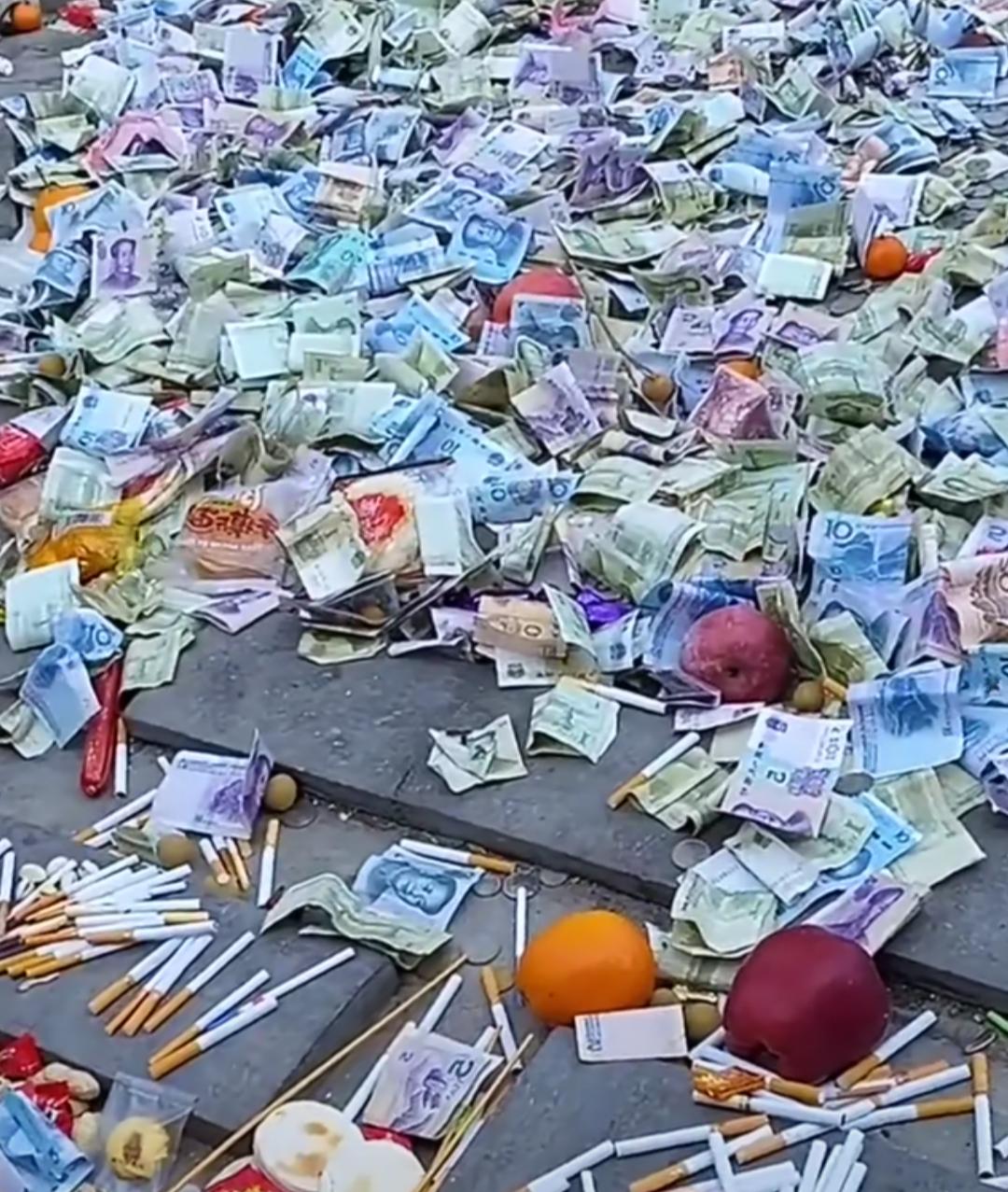 今天去寺庙烧香看到眼前这一幕，这种情况下，我上前抓一把放口袋里，应该不犯法吧[尬