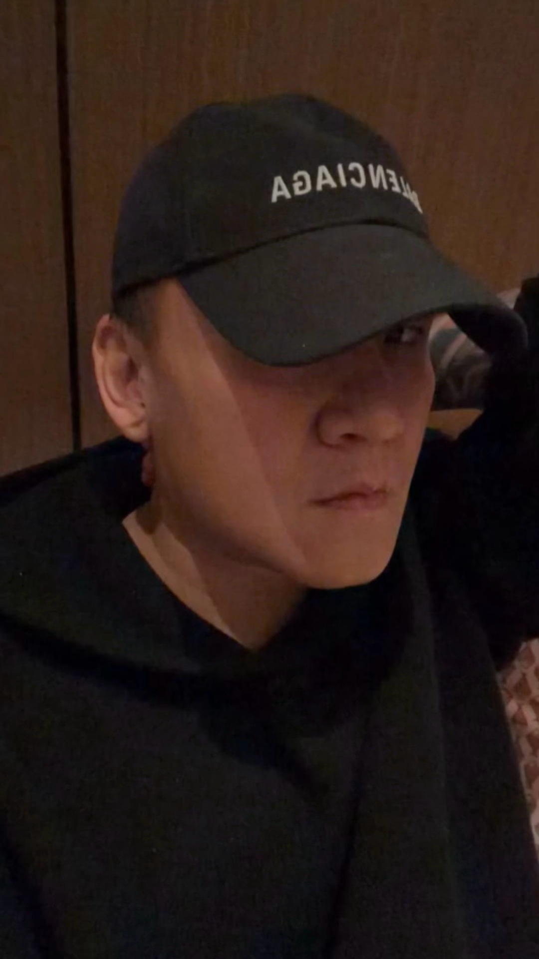 车澈晒侧颜自拍，都有下颌线了🙉还在评论回复了夸他瘦的人🙊🙊🙊车澈瘦出下颌