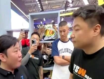 被人当众指责不专业，你会怎么办？

2024年重庆摩博会，摩托车圈名人王铸，当着