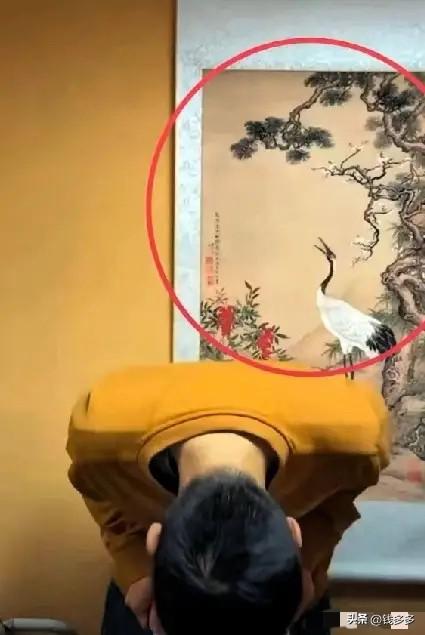 这届网友属实是长了显微镜眼睛。
陈宇昕发视频道歉，本来大家注意力都在他说了啥上，