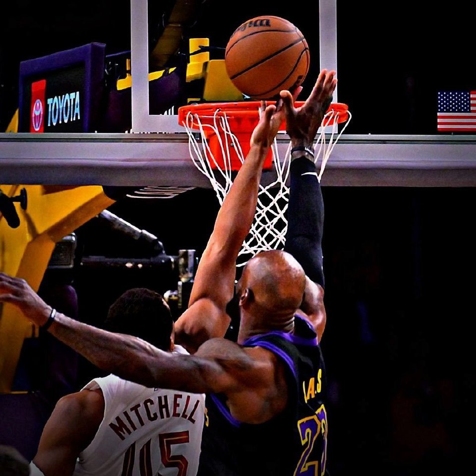 湖人上个月防守效率能排到联盟第十，多场比赛让对方主要得分手吃瘪布伦森19中8，7