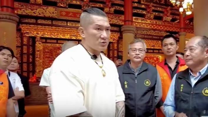 馆长陈之汉批评黄智贤，他说黄智贤是“绿智贤”，多年来一直骂蓝白，帮绿营拉票。 ​