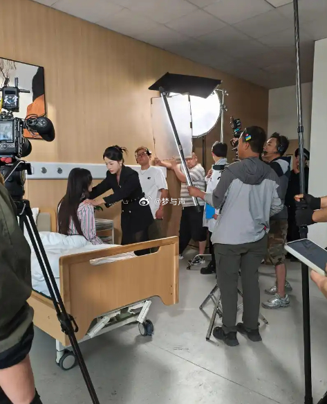 建议微短剧先备案后开机 守住底线才能赢得人心。先备案后开机，让正能量成为微短剧主