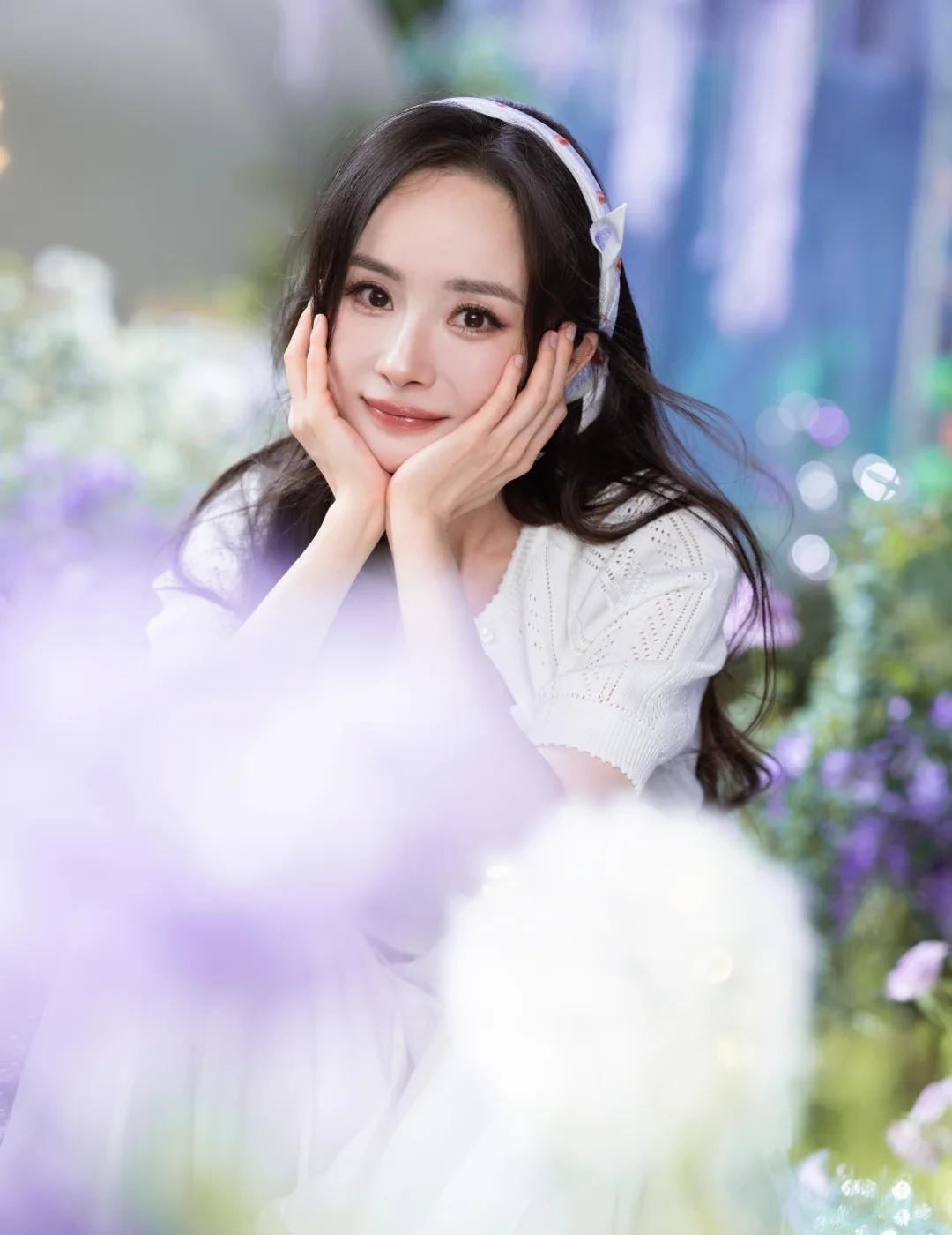 杨幂生日写真大片造型，生日快乐🎂
杨幂今日生日写真大片造型✨
她身穿一身清新的