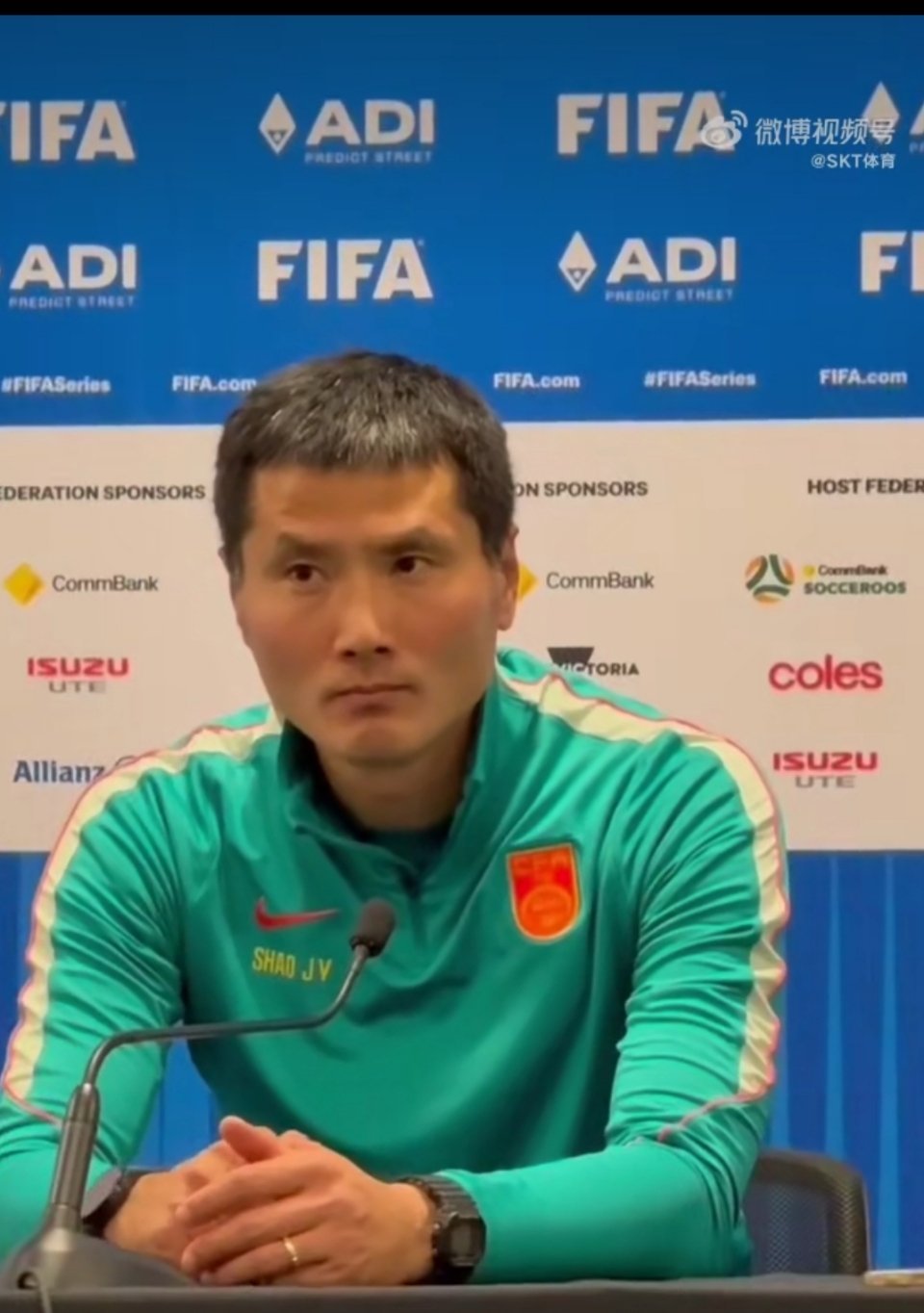 邵佳一谈球队战术泄露赛前战术提前曝光，对国足备战极为不利。邵佳一主动揽责、正视问