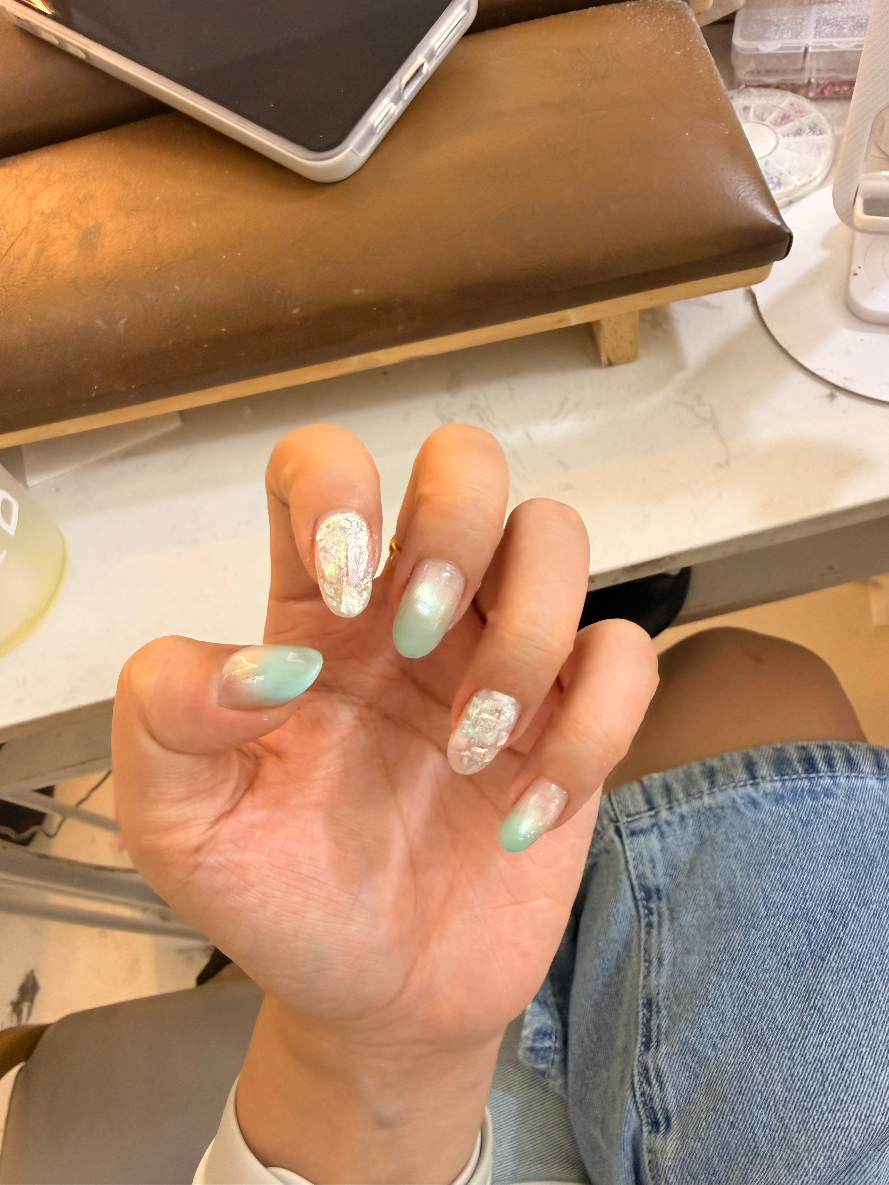 做了新的美甲，换了新的朋友