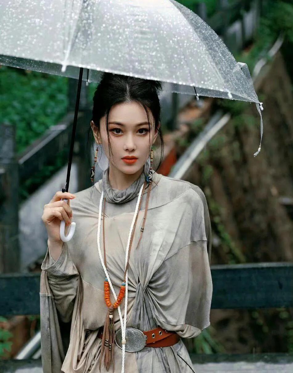 雨巷青阶油纸伞，
遮水挡脸会情人。