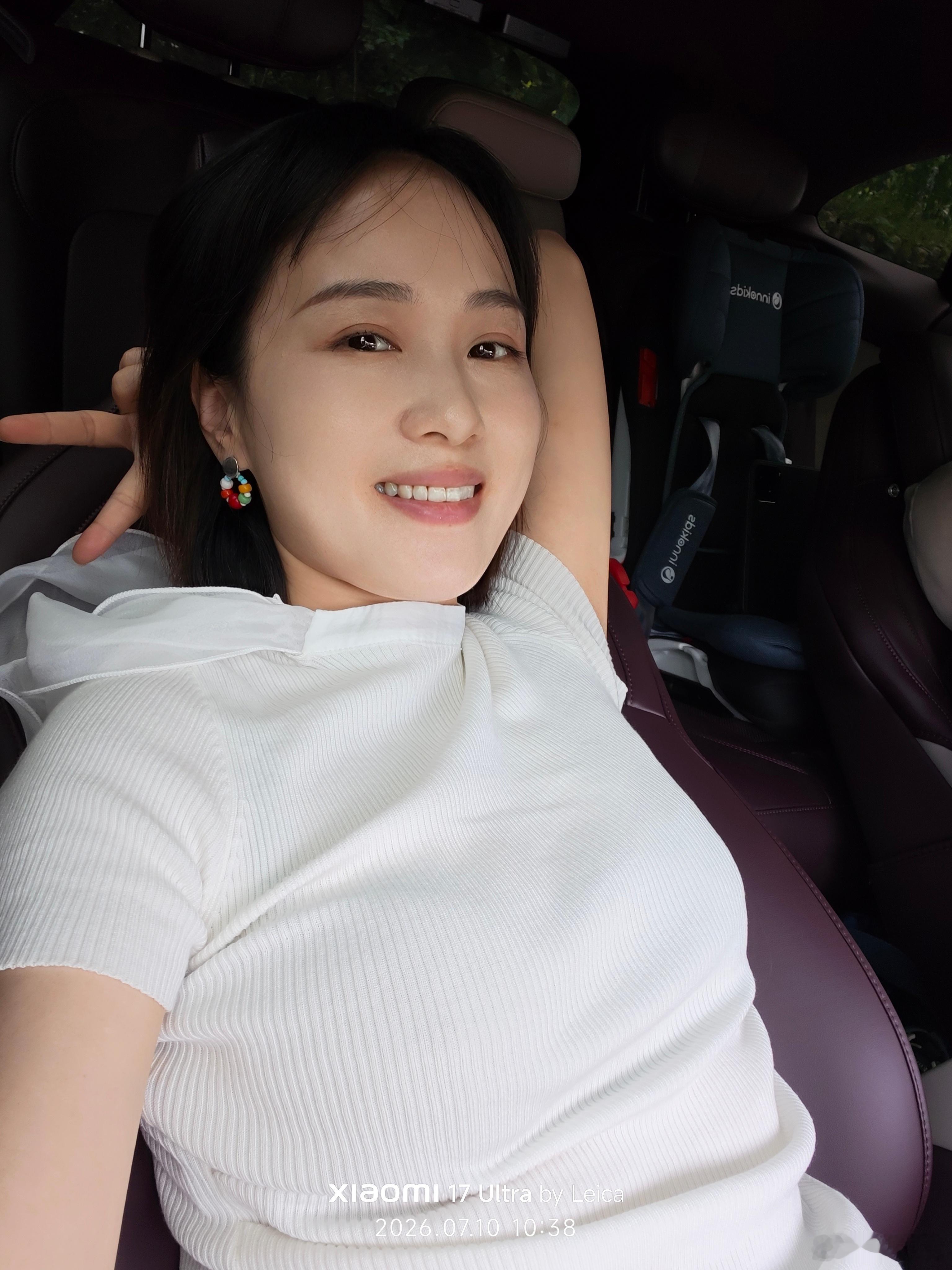 在村里喝喜酒，外面太热了，车里打开零重力座椅看电影，太爽了！小米汽车大v聊车付卷