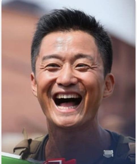 荧幕上，吴京是顶天立地的硬汉，用热血与担当塑造经典；生活里，他是重情重义的凡人，