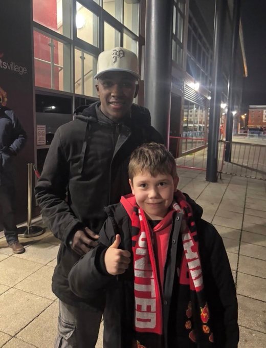 Cristian Orozco昨晚在老特拉福德场外与小球迷合影 