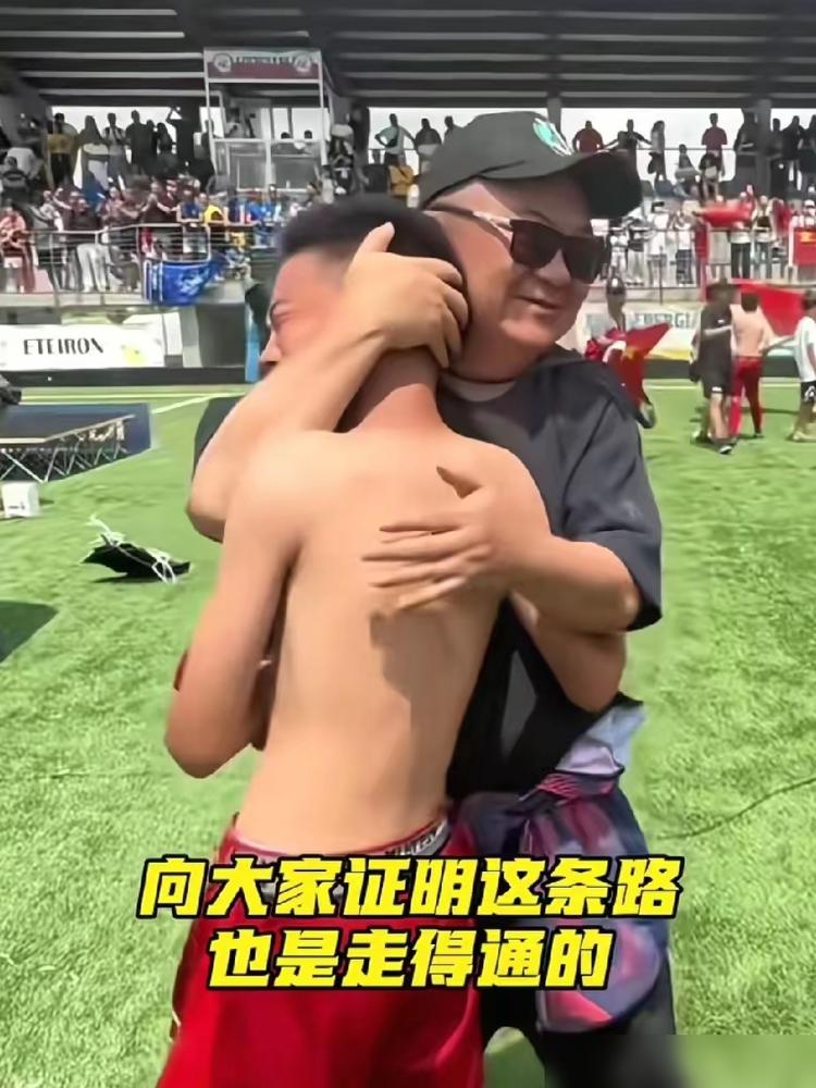 荷兰赛场，一个丹麦小孩突然对中国小球员说脏话：“F Chinese”。
 
董路