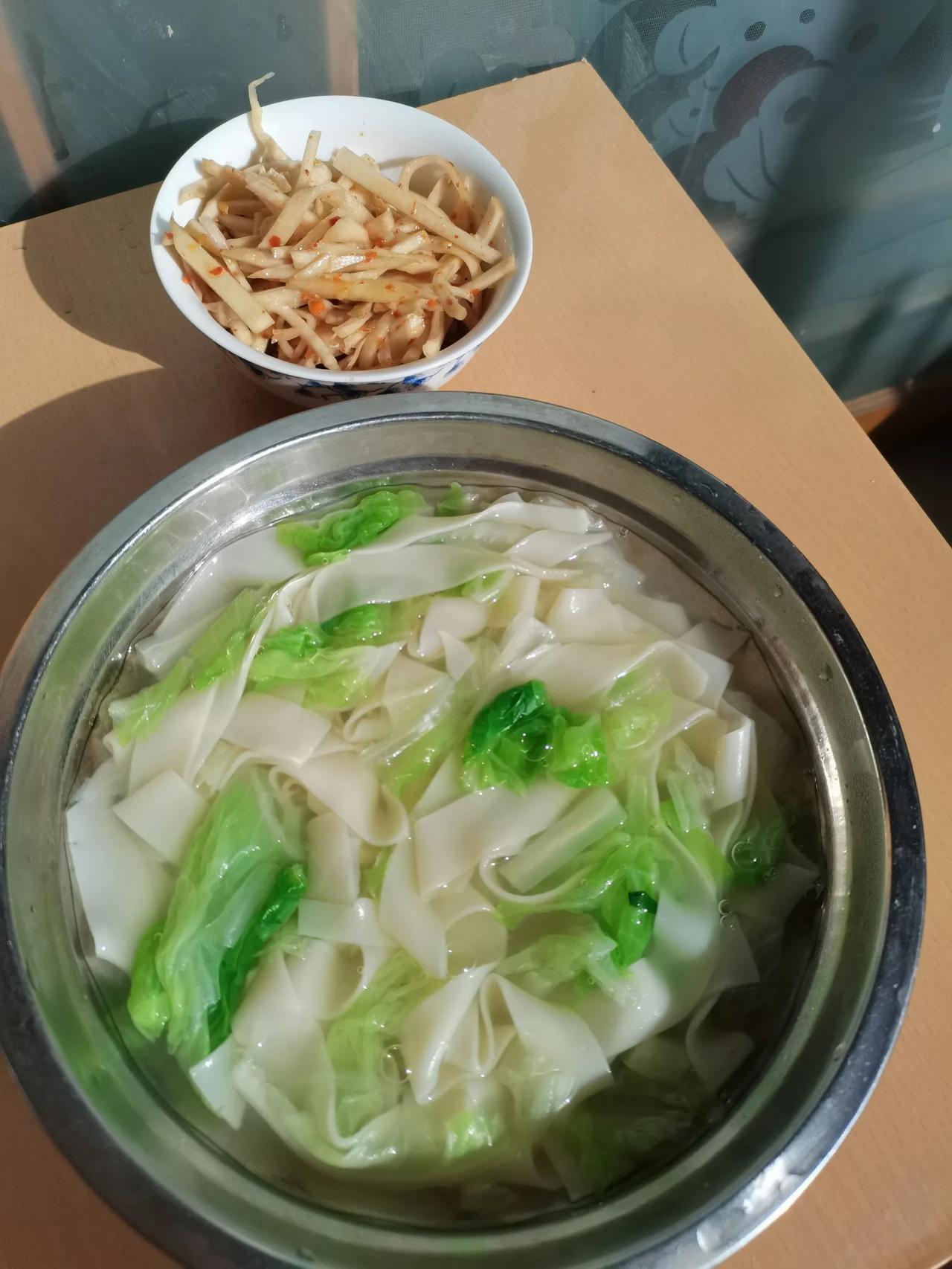 看我的“简单”午餐！有时候就喜欢吃这种一青二白的饭，清清淡淡，爽口下火。甜面叶，
