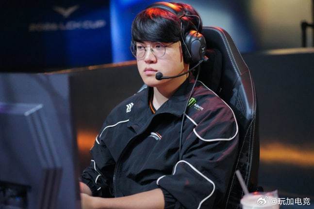 Q：哪位选手和你预想的不一样呢？Gumayusi：Zeka长得很男子汉，有些可怕