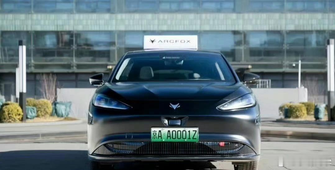 北京首批L3级高速自动驾驶车辆上牌 北京市公安局正式给三辆北汽极狐发放L3级自动