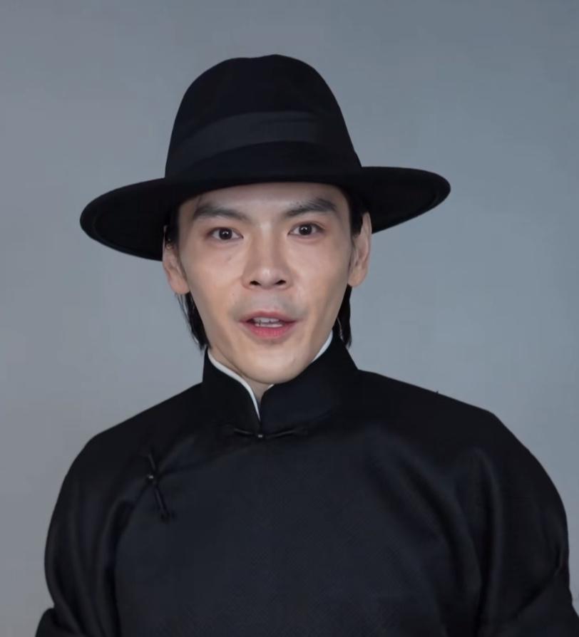 易立竞的一个采访， 让向佐的真实面目暴露了。 原来他不是地主家的傻儿子， 也不是
