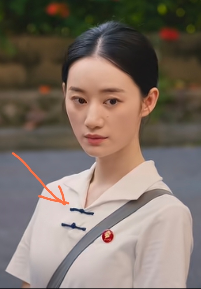 这啥电视剧来着，这服饰符合历史吗？强行加一个蜈蚣扣就够突兀的了，还用的撞色。