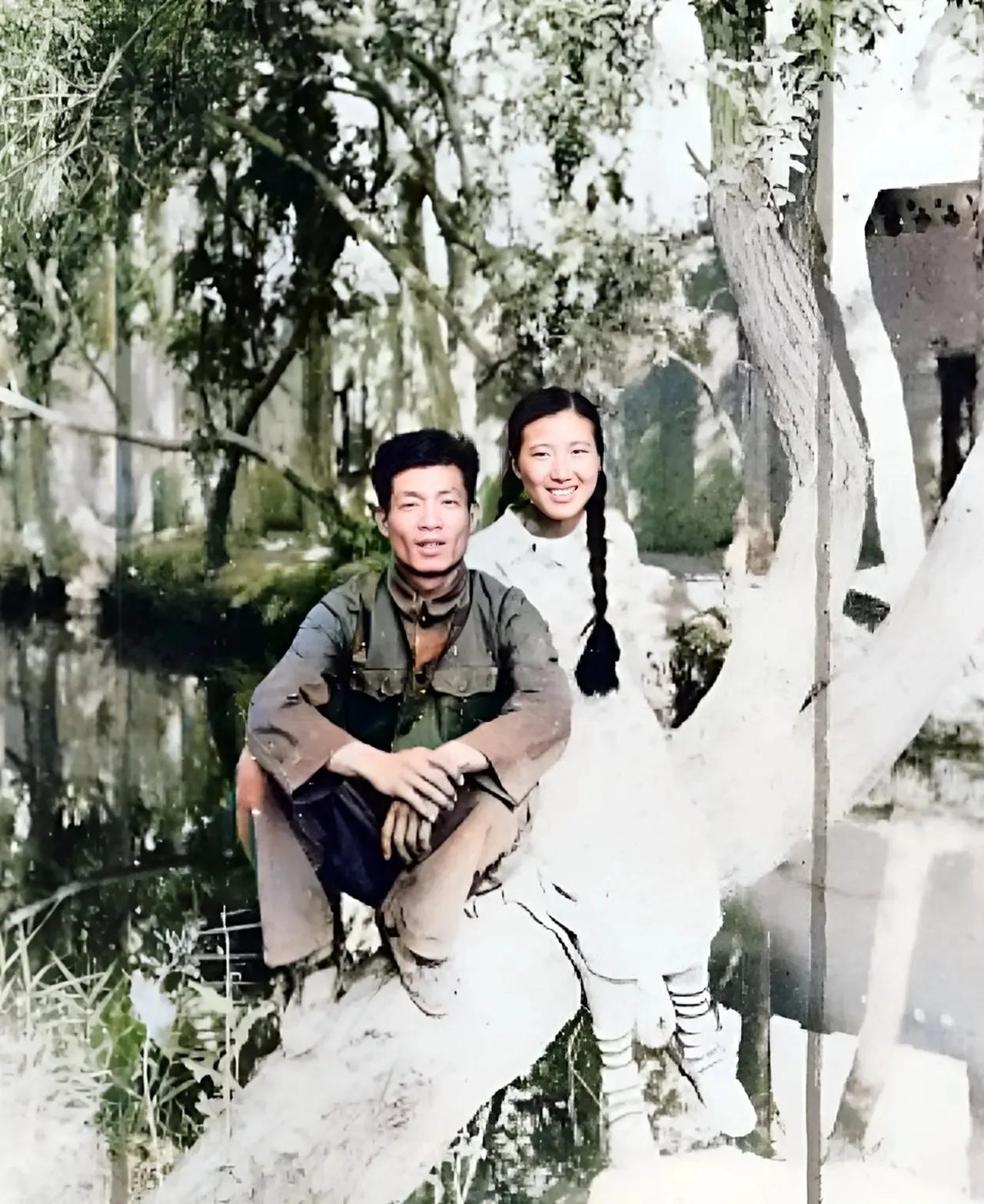 这个扎着两条又黑又粗的辫子，笑容满面的女子是袁隆平院士的同学，有“西部瓜王”，“