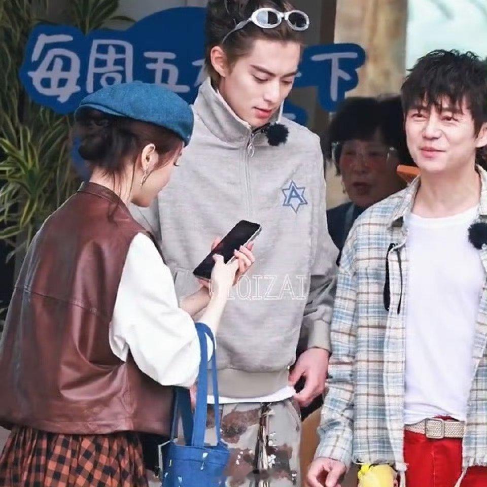 何炅仰头看王鹤棣这一下 何老师看王鹤棣的眼神好宠溺。亲爱的客栈