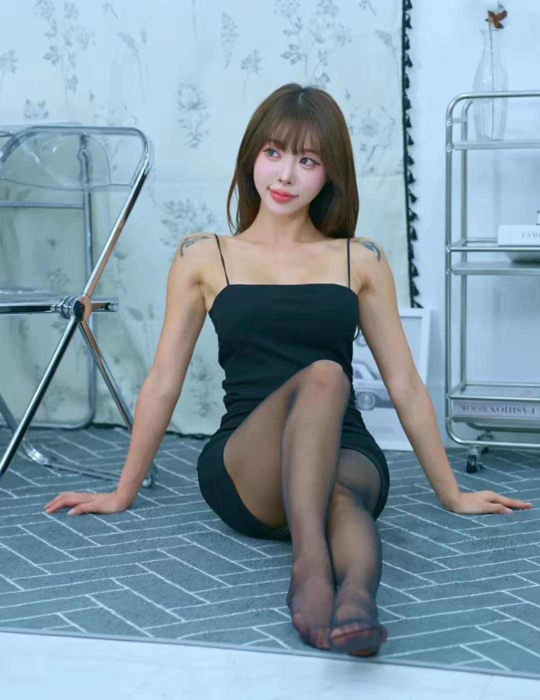 优雅黑裙，甜美笑容，时尚气息扑面而来！💃🏻✨