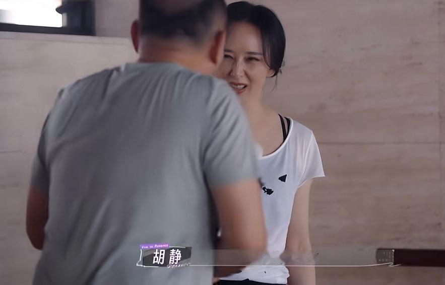 朱兆祥不小心伤到了手，还跟胡静说肉麻的话，胡静直接向他翻白眼，胡静：“我都替你疼