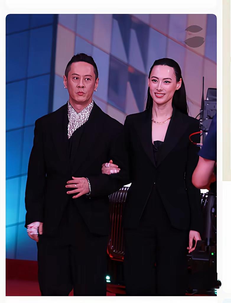 今晚心里最不是滋味的，大概就是李泽楷了。
梁洛施直接带着男友马浴柯亮相公开活动，