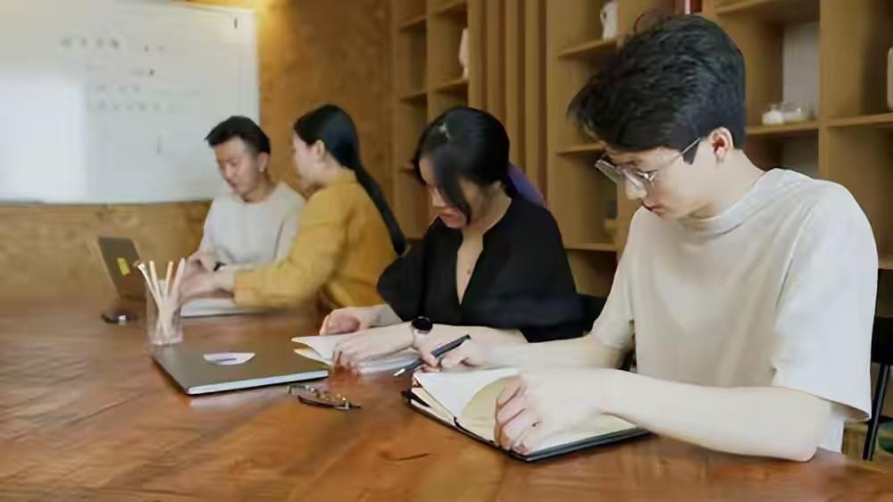 房价跌了，学历不灵了，车卖不上价了。
我翻了翻手机里存的新闻截图，上海二手房真跌